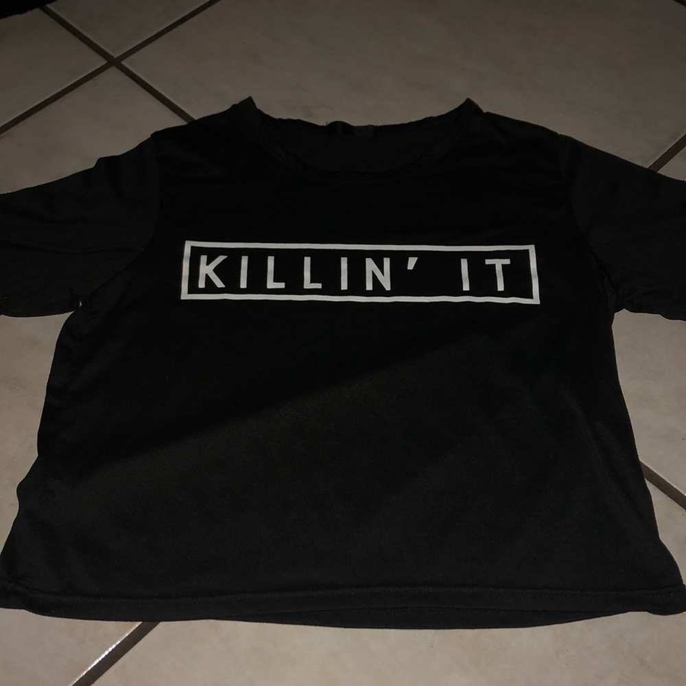 A black tee crop top that says killin it
